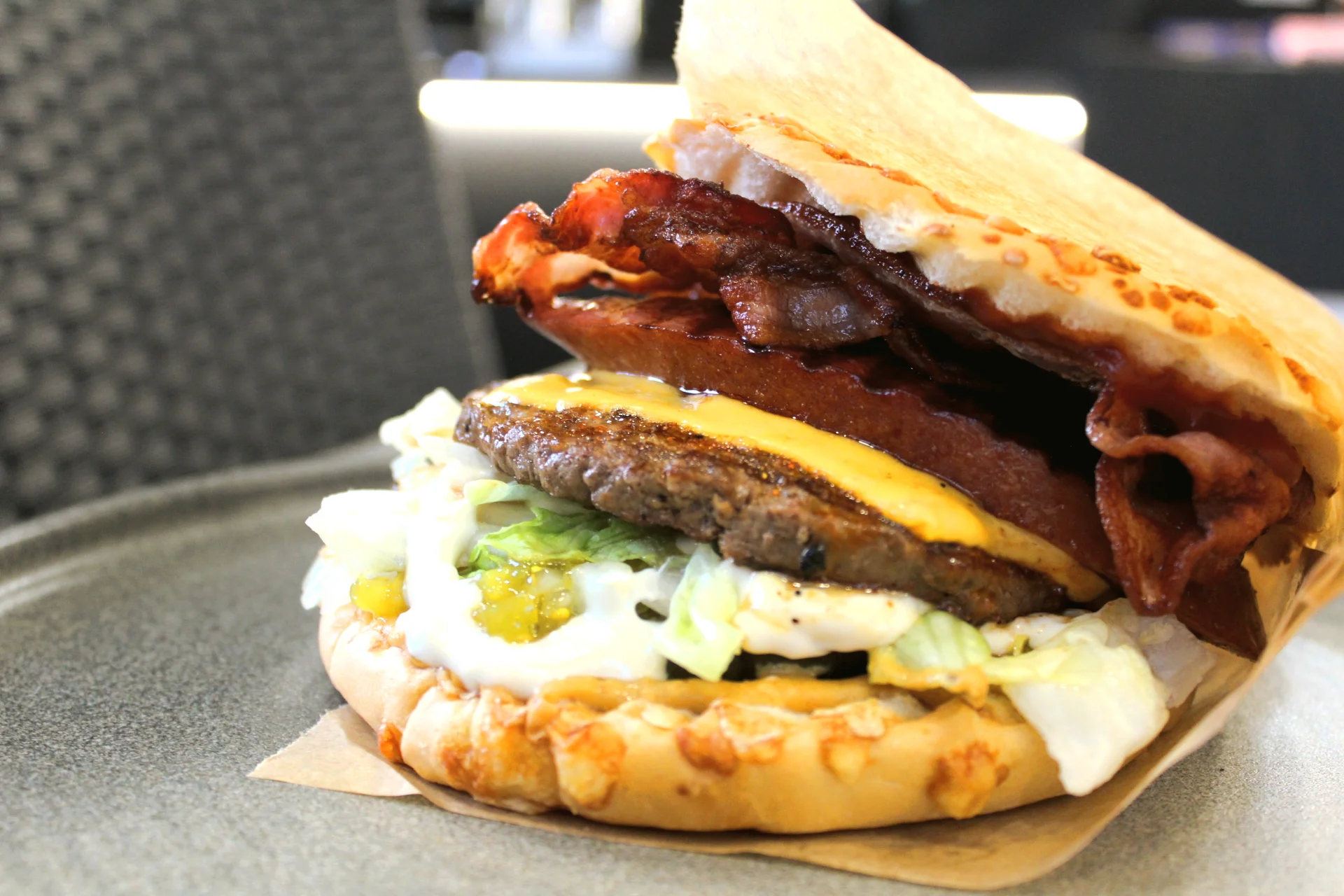 Taustakuva grillimestari-hampurilaisesta.